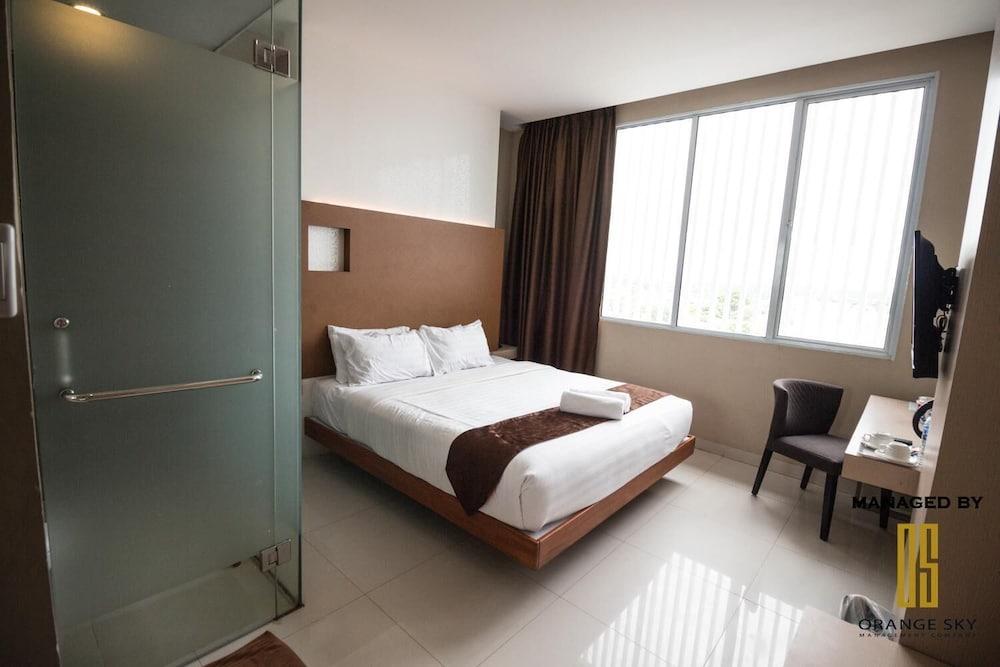Os Hotel Airport Batam Екстериор снимка
