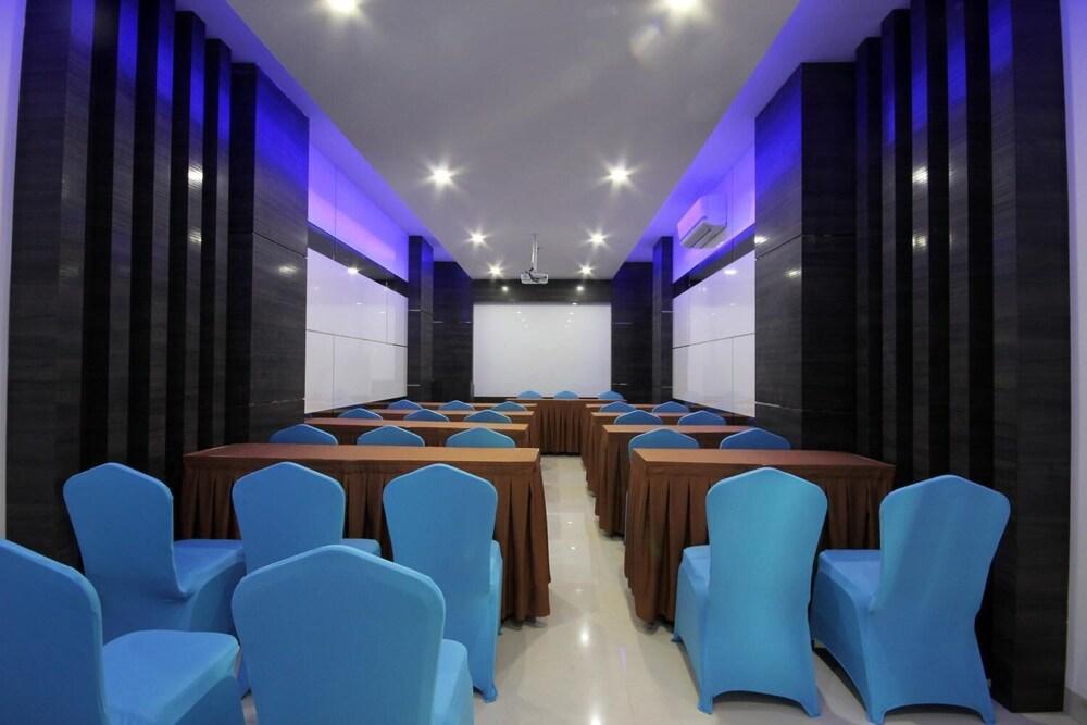 Os Hotel Airport Batam Екстериор снимка