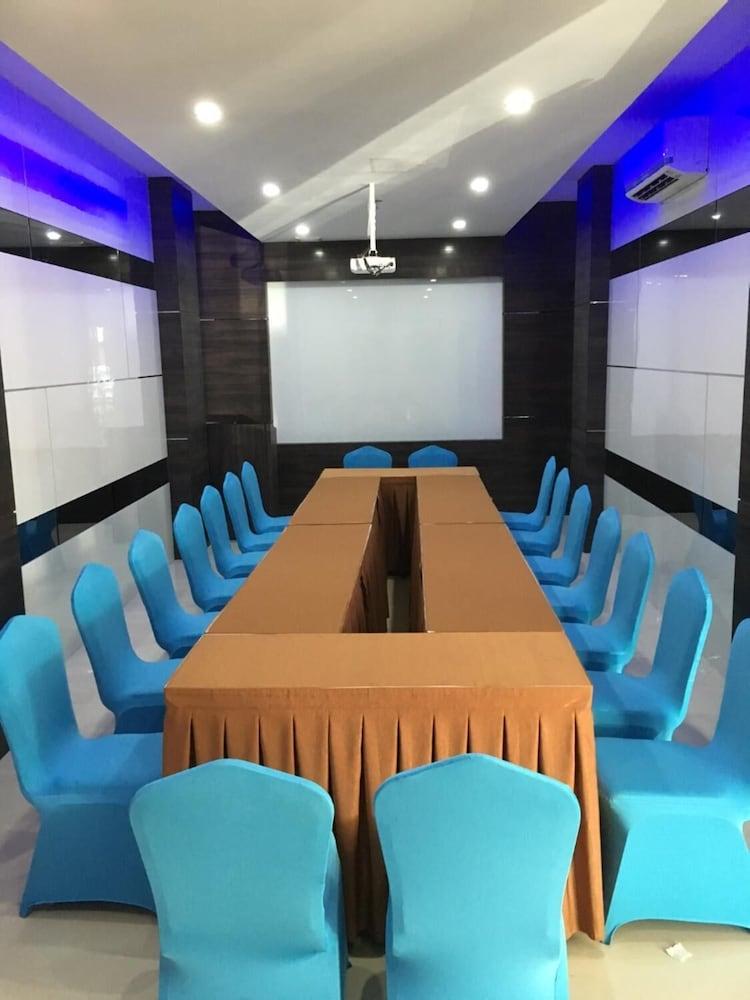 Os Hotel Airport Batam Екстериор снимка