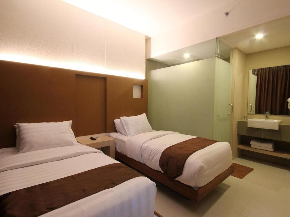 Os Hotel Airport Batam Екстериор снимка