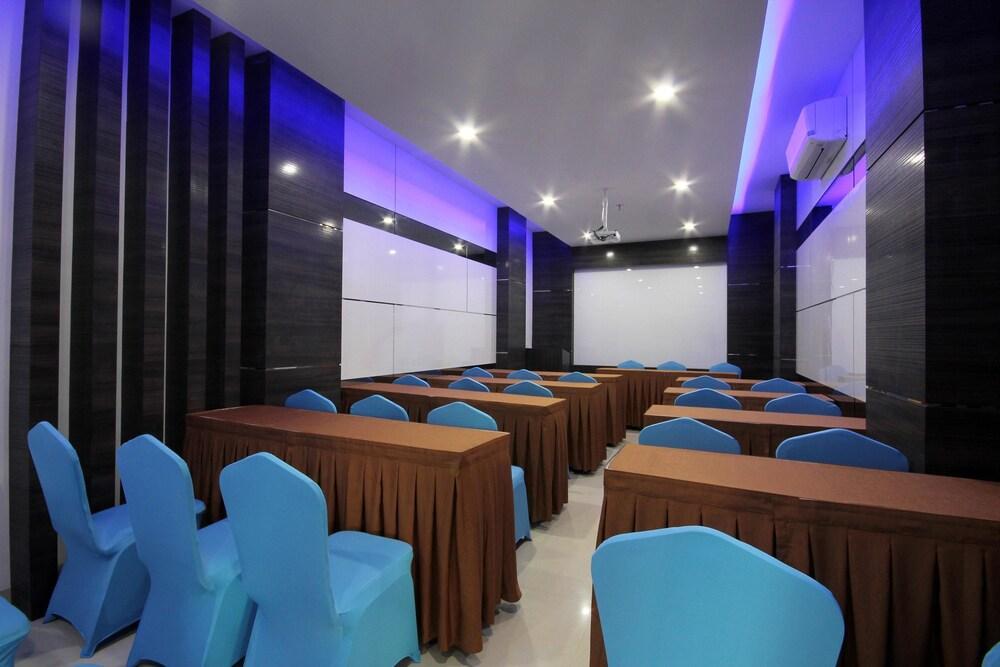 Os Hotel Airport Batam Екстериор снимка