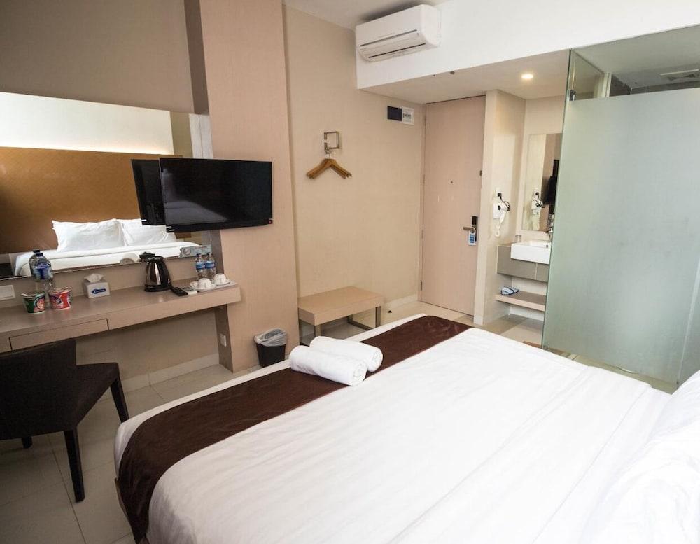 Os Hotel Airport Batam Екстериор снимка
