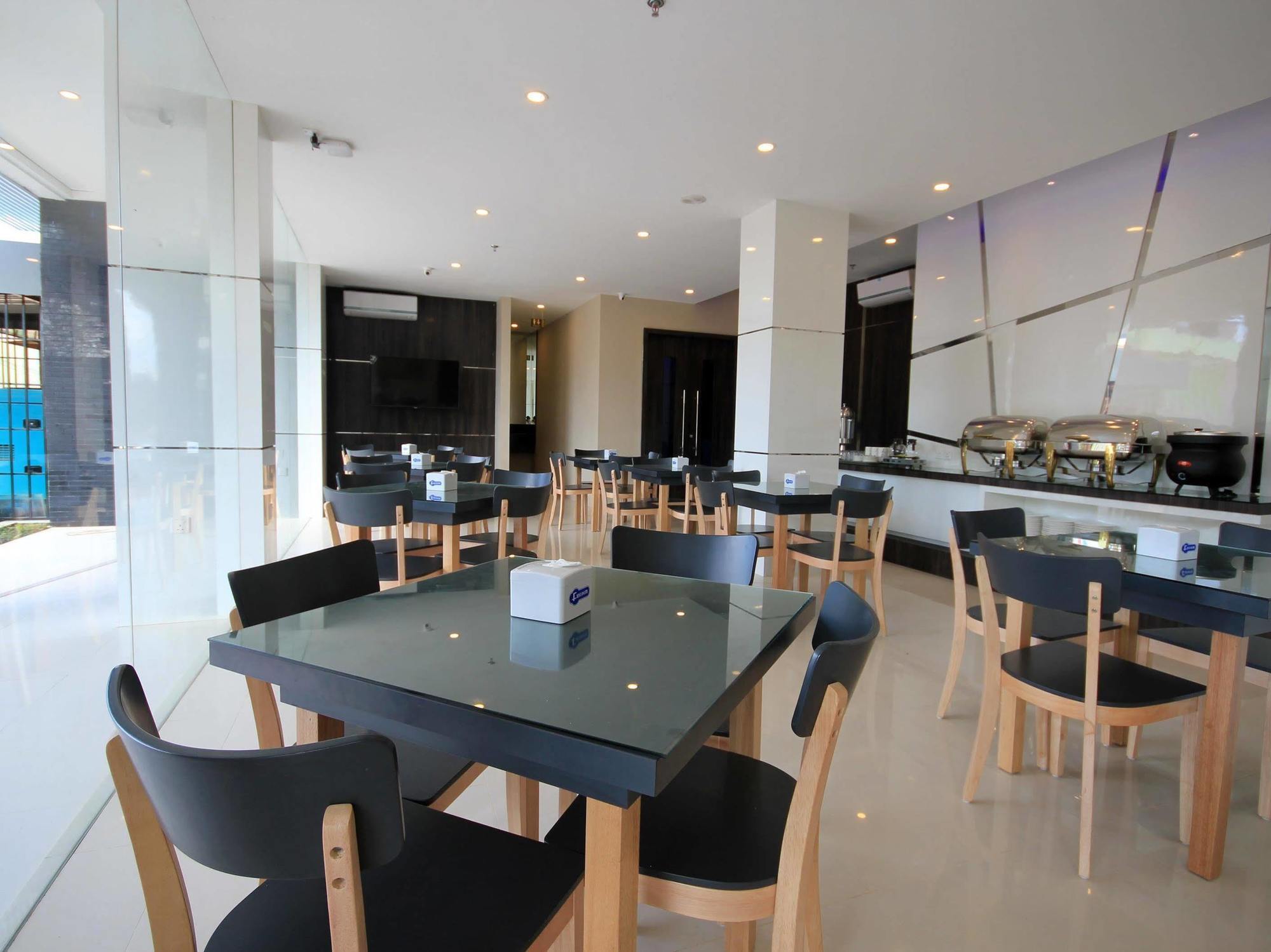 Os Hotel Airport Batam Екстериор снимка